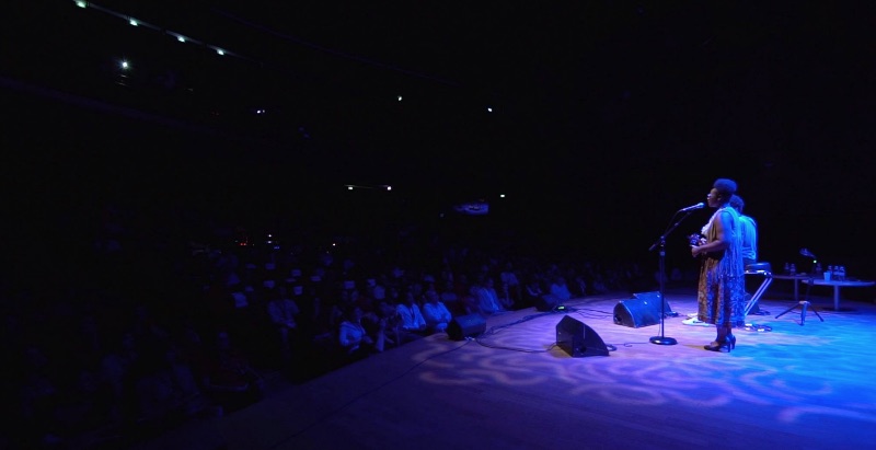 La chanteuse sur scène, lors d'un concert de The Real Me