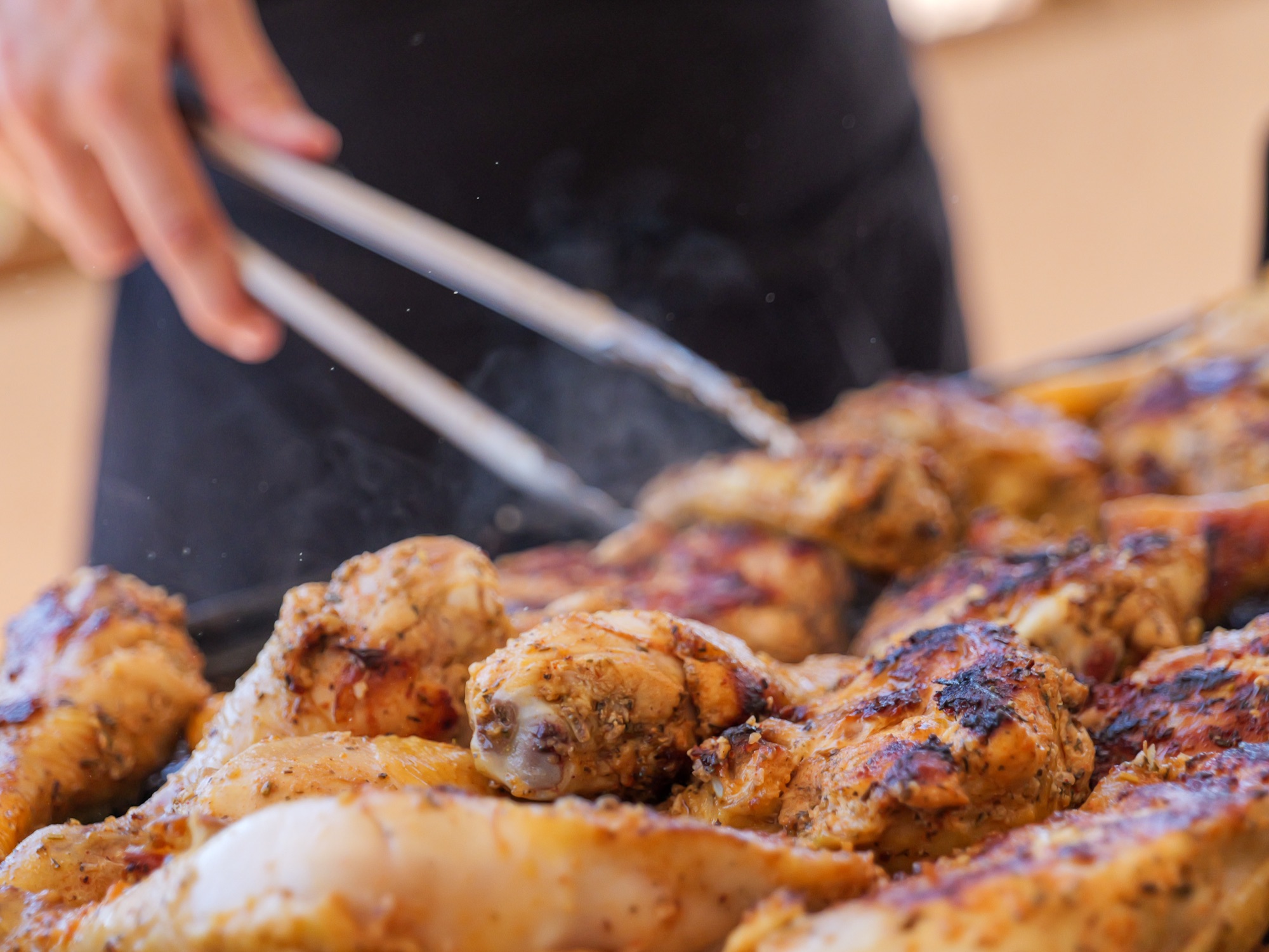 Poulet en train de braiser sur le grill