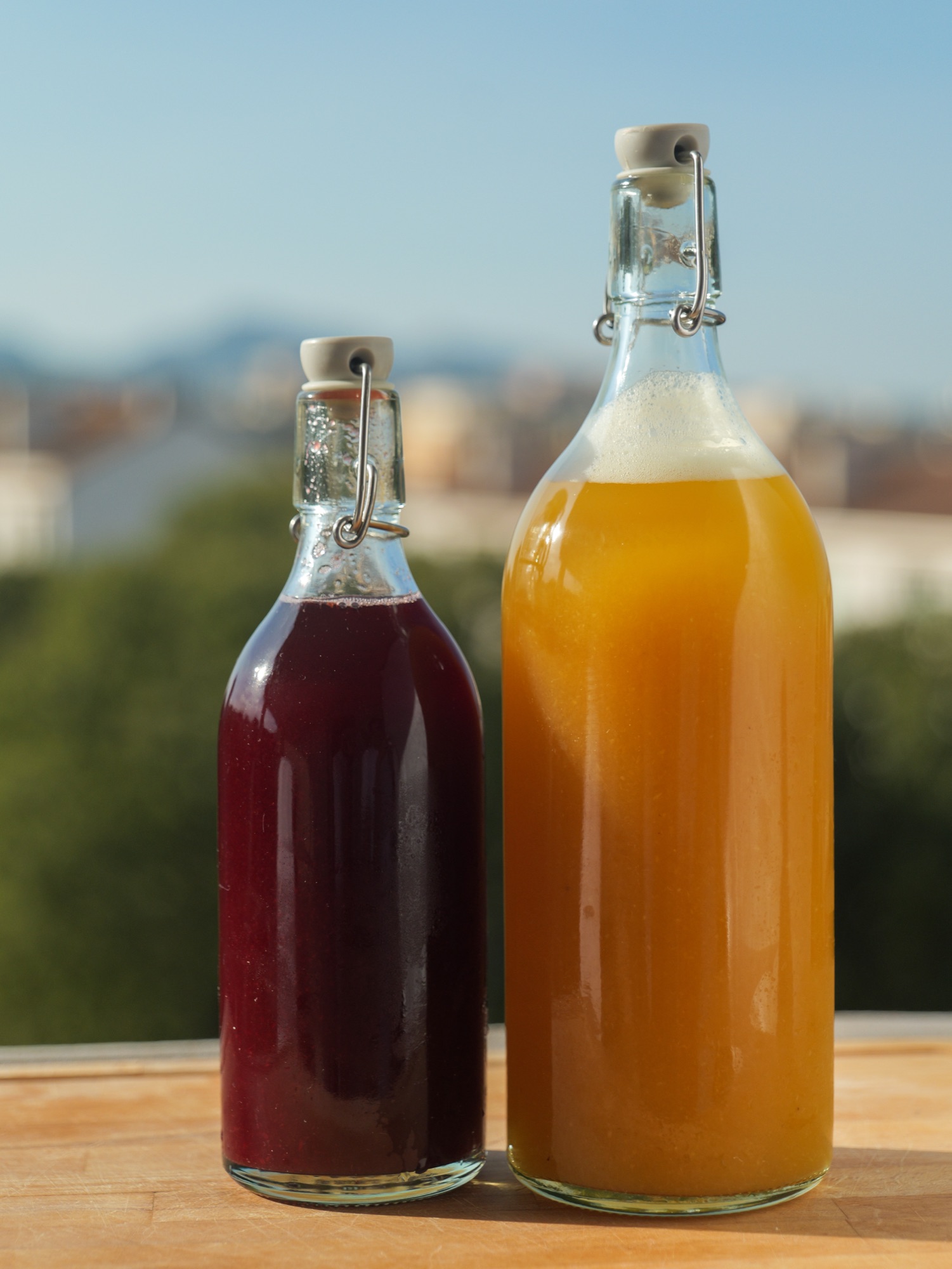 Bouteilles de bissap et de jus maison