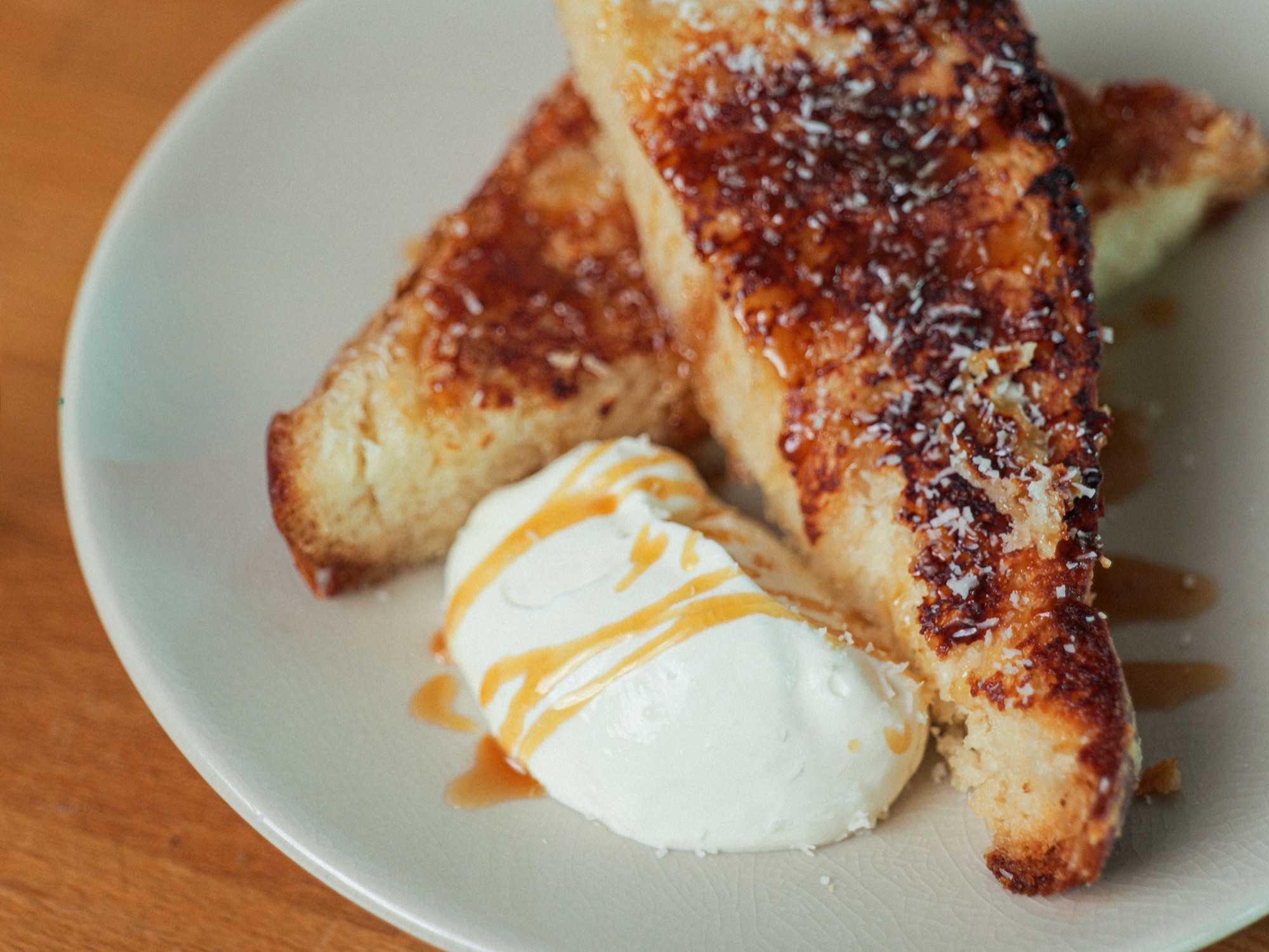 Pain perdu doré, crème et caramel